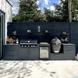 Cocina exterior modular Brabura con barbacoa y muebles de acero inoxidable